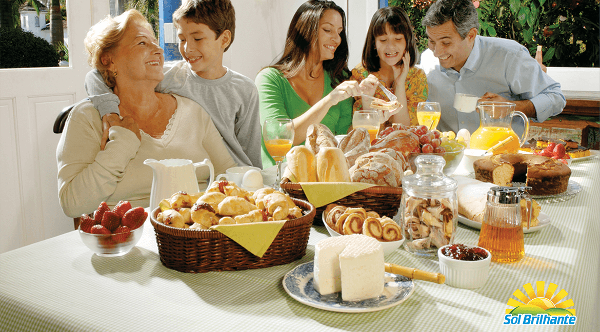 Família Feliz em uma mesa de café da manhã